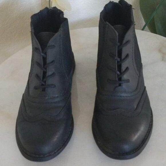 Carlos Santana Size 6 Black Lace-Up Brogue Ankle Boots With Rear Zipper Closure - Picture 8 of 9